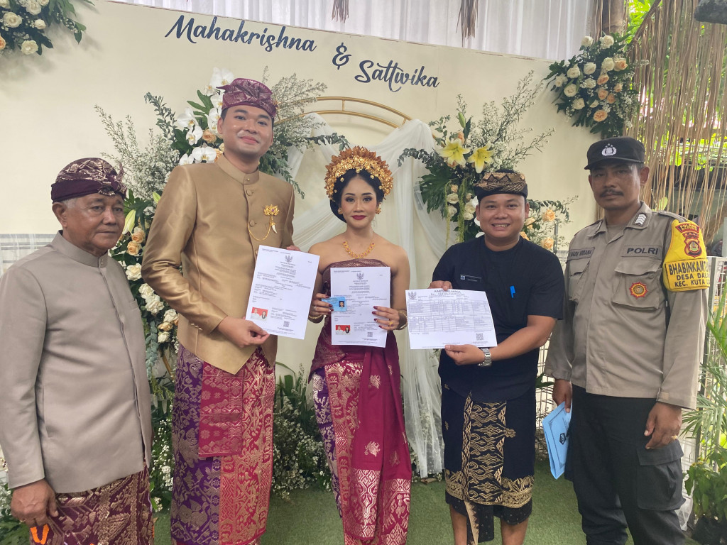 Kegiatan Penyerahan Kartu Keluarga, Akta Perkawinan dan Kartu Tanda Penduduk di Banjar Gaji, Desa Dalung